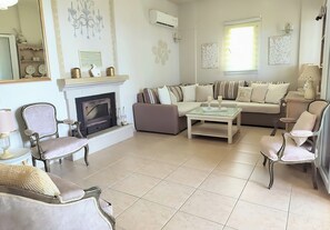 Smart-tv, een open haard en boeken