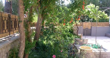 Παραδοσιακός πύργος, χτισμένος το 1827.