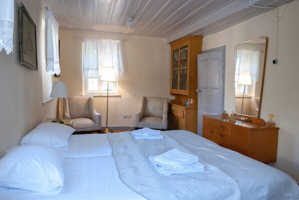 2 bedrooms, iron/ironing board, free WiFi, bed sheets - Παραδοσιακός πύργος, χτισμένος το 1827. (ΜΥΤΙΛΗΝΗ)