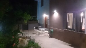 Outdoor dining - Παραδοσιακός πύργος, χτισμένος το 1827. (ΜΥΤΙΛΗΝΗ)