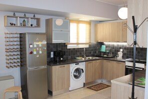 Kjøleskap, mikrobølgeovn, ovn og oppvaskmaskin