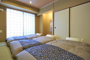 2 bedrooms, iron/ironing board, travel crib, WiFi - Max 7P-Centrally located Brand New Guesthouse-3rd floor (京都市)