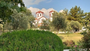 A church with two towers, surrounded by greenery and trees. - Beautiful house close to Thessaloniki (Κύμινα)