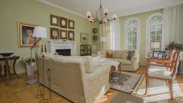 Fernseher, Kamin, Bücher, Drucker