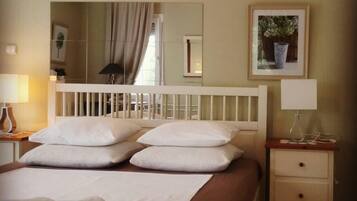 4 bedrooms, desk, iron/ironing board, WiFi