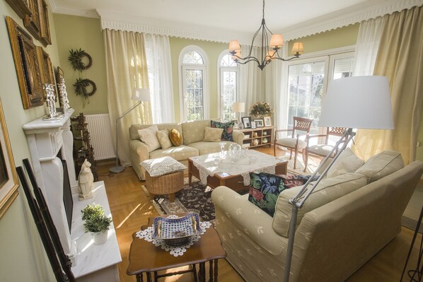 Télévision, cheminée, livres, imprimantes