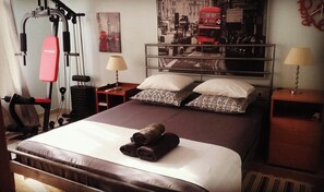 4 bedrooms, desk, iron/ironing board, WiFi