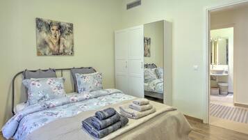 2 chambres, coffres-forts dans les chambres, bureau