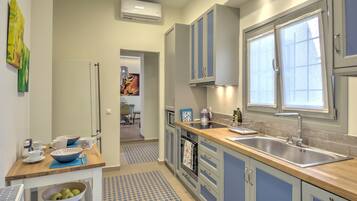 Kjøleskap, mikrobølgeovn, ovn og kokeplater