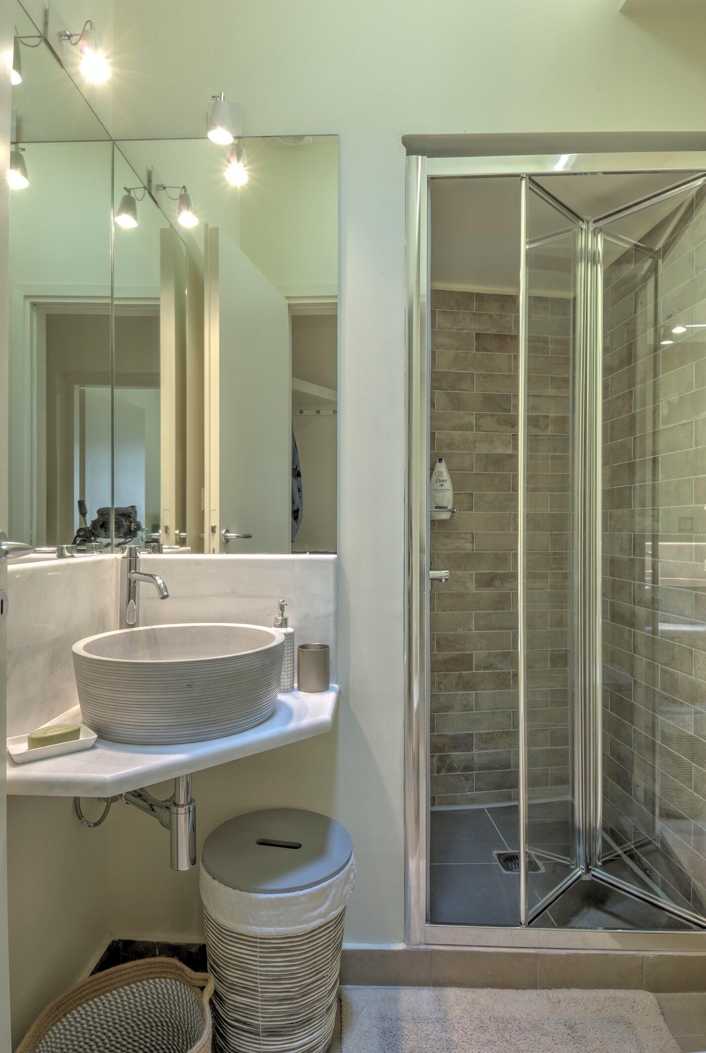 Combined shower/tub, hair dryer, slippers, towels