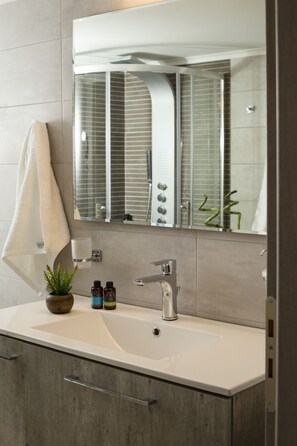 Amenidades de baño gratuitas, secadora de cabello, toallas, shampoo 