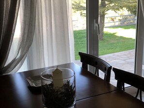 Dining - Εξοχικό σπίτι πολύ κοντά στην θάλασσα και 10' από το αεροδρόμιο "Ελ. Βενιζέλος". (ΜΑΡΚΟΠΟΥΛΟ ΑΤΤΙΚΗΣ)