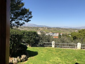 Property grounds - Εξοχικό σπίτι πολύ κοντά στην θάλασσα και 10' από το αεροδρόμιο "Ελ. Βενιζέλος". (ΜΑΡΚΟΠΟΥΛΟ ΑΤΤΙΚΗΣ)