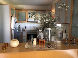 Fridge, microwave, oven, dishwasher - Εξοχικό σπίτι πολύ κ οντά στην θάλασσα και 10' από το αεροδρόμιο "Ελ. Βενιζέλος". (ΜΑΡΚΟΠΟΥΛΟ ΑΤΤΙΚΗΣ)