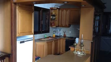 Fridge, oven, coffee/tea maker, cookware/dishes/utensils