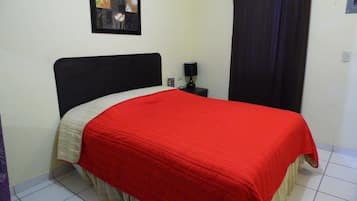 Habitación individual estándar, 1 cama Queen size, para no fumadores | Espacio para trabajar con laptop, wifi gratis y ropa de cama