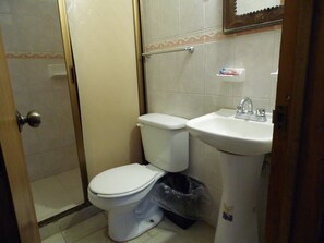 Towels, soap, shampoo, toilet paper - Hotel San Cristobal (Guasave)
