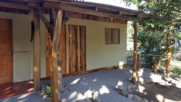 Habitación con 2 camas individuales | Tabla de planchar con plancha, wifi gratis, ropa de cama