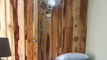 1 habitación, tabla de planchar con plancha, wifi gratis y ropa de cama