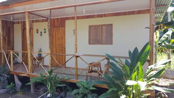 Habitación triple, vistas a la montaña | Tabla de planchar con plancha, wifi gratis, ropa de cama