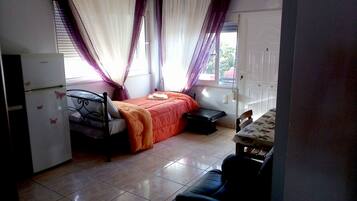 2 室のベッドルーム、WiFi (無料)