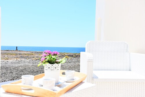 Lanzarote, huvila meren rannalla.