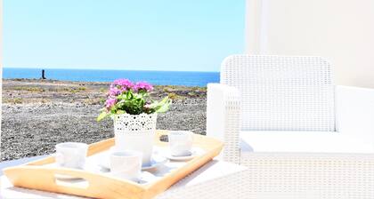 Lanzarote, huvila meren rannalla.