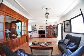 Smart-TV, Kamin, Bücher, Musikbibliothek