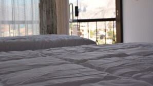 Basic Double Room, 2 Single Beds, Mountain View - Hostal Quilla (Cusco)