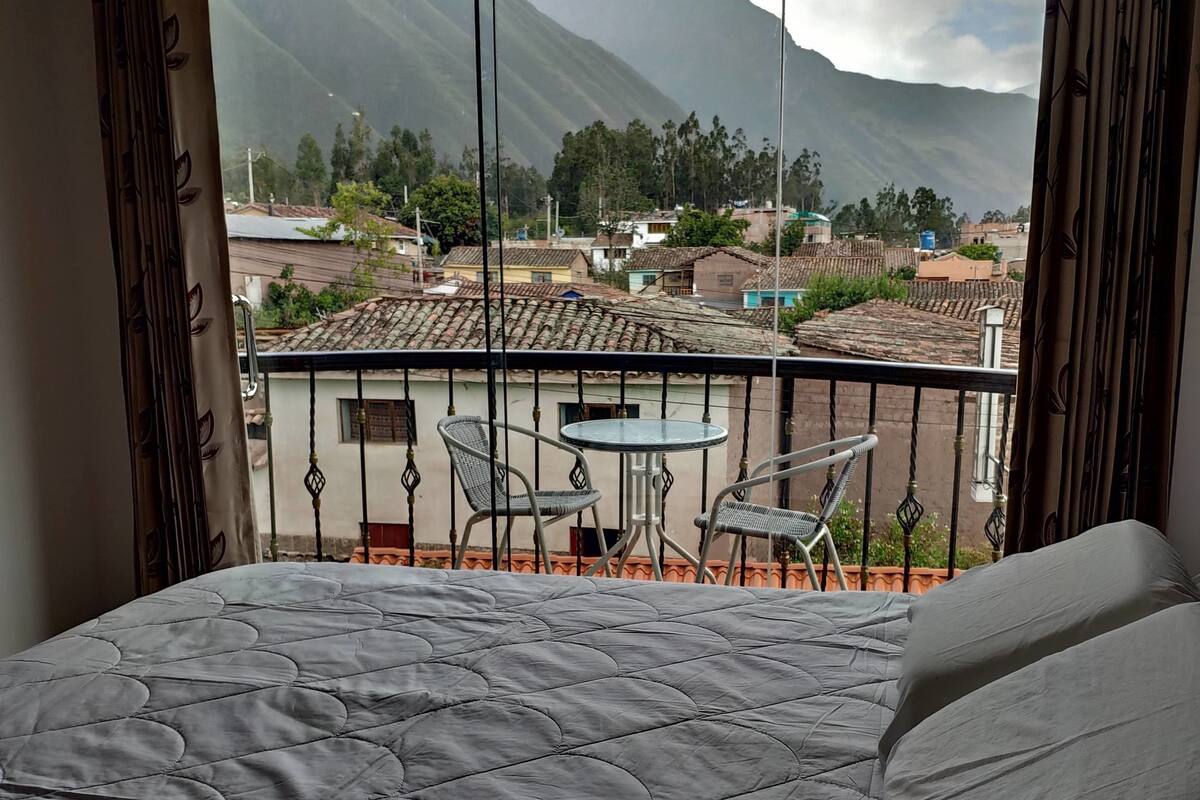 Habitación doble de luna de miel, vista a la montaña | 1 habitación, decoración personalizada, escritorio y wifi gratis