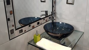 Shower, towels - Hostal Quilla (Cusco)