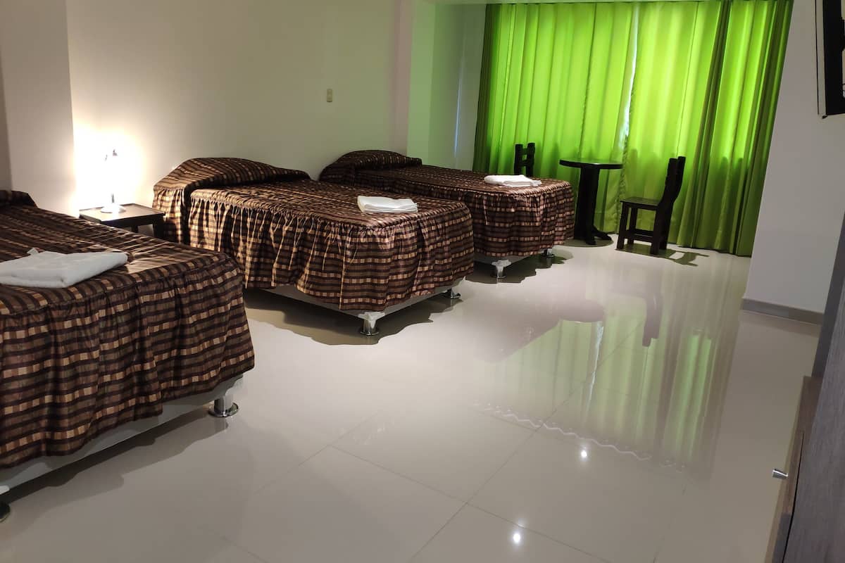Habitación triple básica, vista a la montaña | 1 habitación, decoración personalizada, escritorio y wifi gratis
