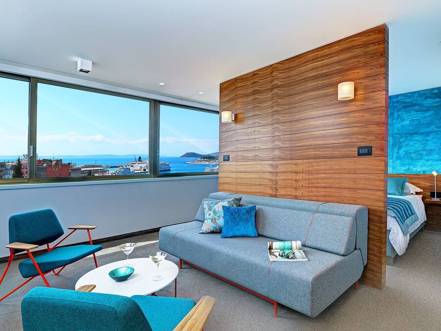 Suíte superior, vista para o mar | Área de estar | TV de tela plana