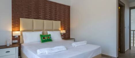 3 bedrooms, in-room safe, iron/ironing board, free WiFi