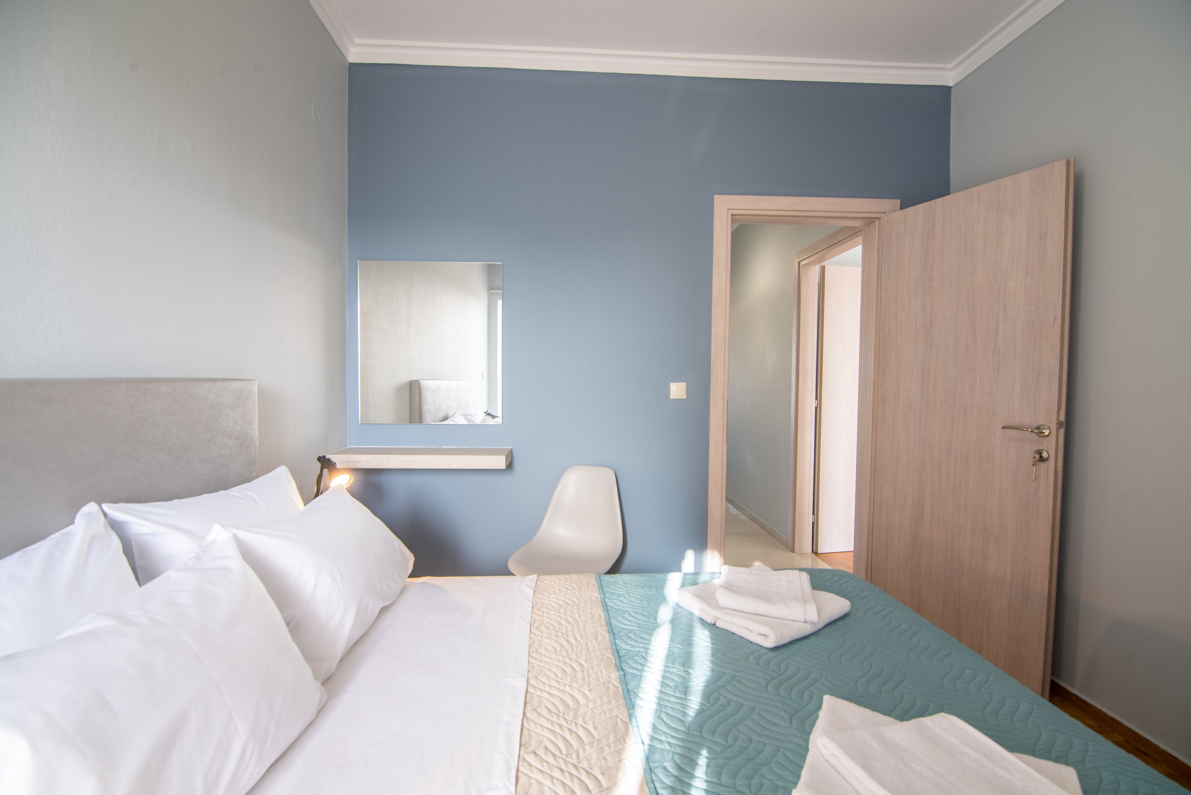2 habitaciones, escritorio, tabla de planchar con plancha y internet 