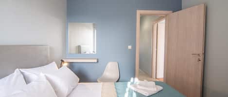 2 bedrooms, desk, iron/ironing board, Internet