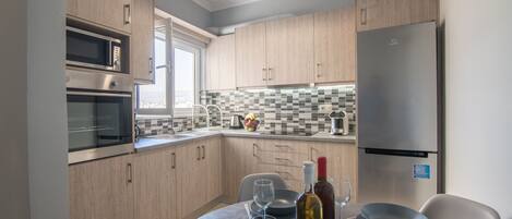 Refrigerador, microondas, horno y parrilla de estufa