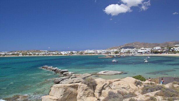 A coastal town with clear turquoise waters, rocky shoreline, and white buildings. - Apartment in Ag.Anna area,fully equipped,semi-basement & very quiet environment. (Νάξος)