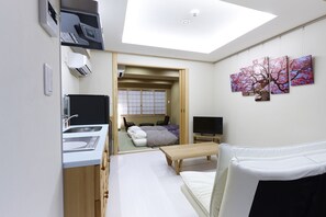 1 bedroom, iron/ironing board, WiFi, bed sheets - 1F| Riverside Suite Near Kyoto Sta.| Private Wood Bath & Private Open-air Bath (京都市)