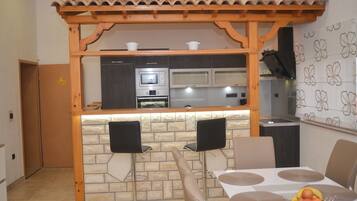 Panoramic Villa, Sea View | Dapur peribadi | Peti sejuk/penyejuk beku saiz penuh, ketuhar gelombang mikro, ketuhar