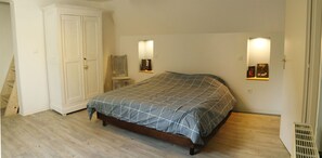 5 slaapkamers, een strijkplank/strijkijzer, reisbedje, gratis wifi