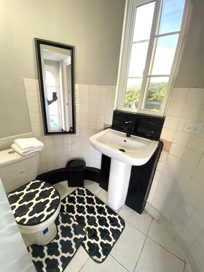 Ático familiar, 2 habitaciones, vistas a la montaña | Baño | Ducha, secador de pelo, toallas y jabón