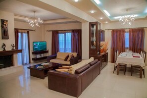 TV, fireplace