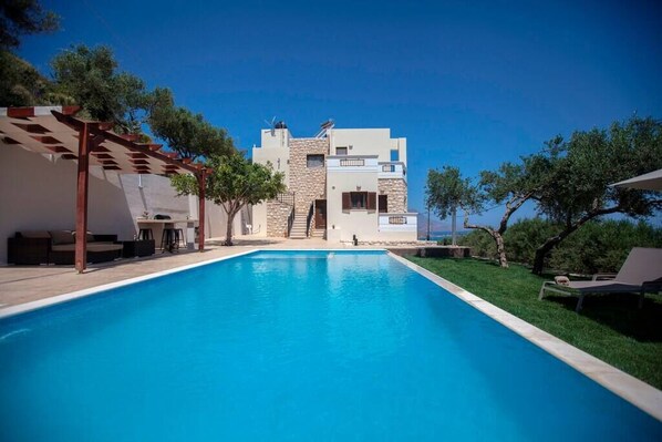 A modern villa with a swimming pool, outdoor seating, and a view of the sea. - Villa Veghera - Join Crete, Seaview, private pool (Kissamos)