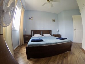 1 habitación, tabla de planchar con plancha, wifi gratis y ropa de cama 