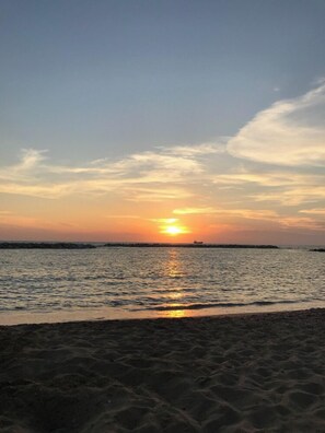 In Strandnähe, Liegestühle, Strandtücher