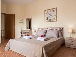 3 bedrooms, iron/ironing board, WiFi, bed sheets