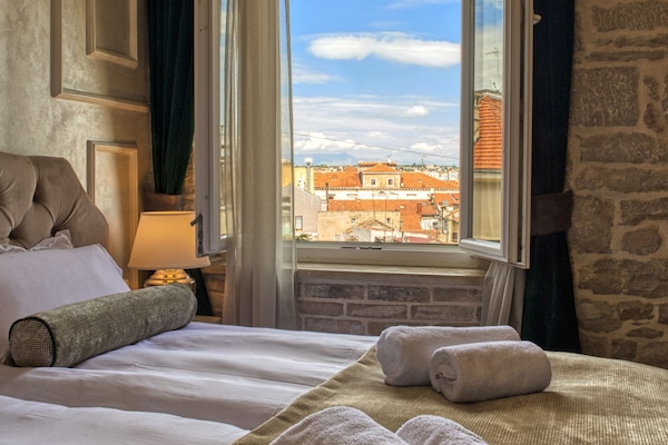 Ropa de cama de alta calidad, minibar, muebles diferentes y escritorio