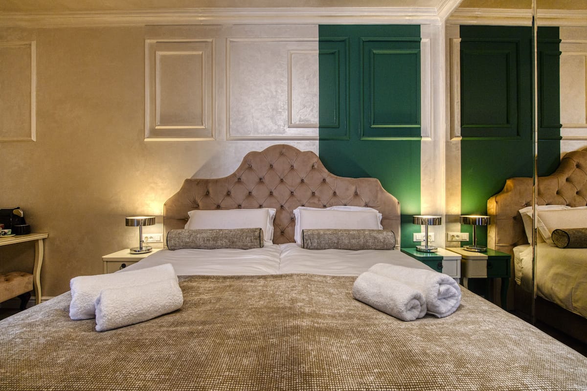 Design Double or Twin Room, Courtyard View (11) | Peralatan tempat tidur premium, bar mini