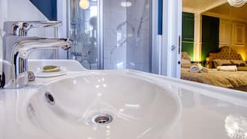 Design Double or Twin Room, Courtyard View (11) | Bathroom | Shower, free toiletries, hair dryer, towels